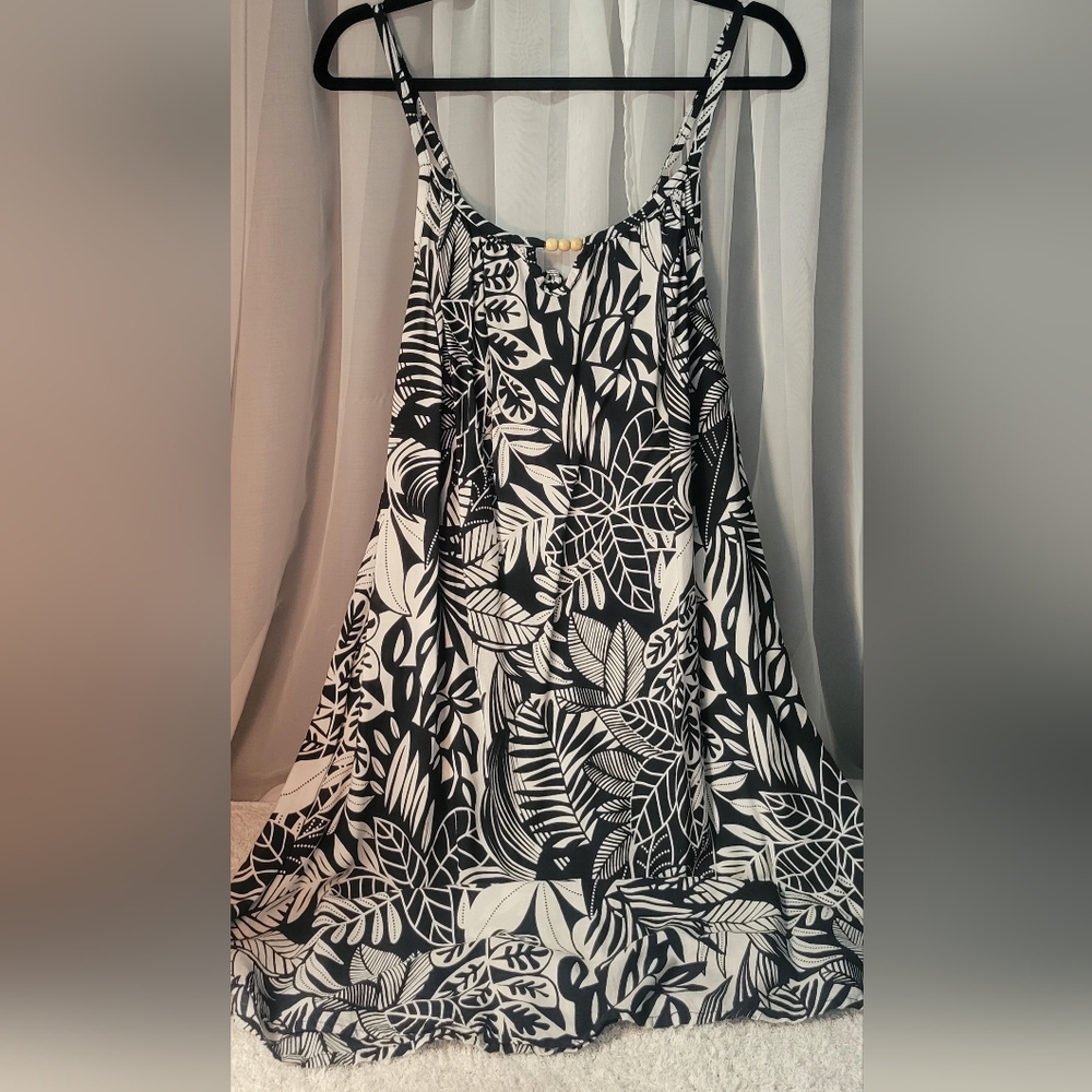 Chic Monochrome Leaf Print Maxi Dress
